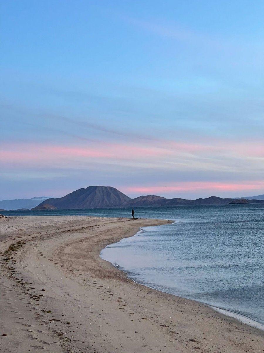 Playa en Baja California norte con un atardecer ?nico y colorido disponible para locaci?n.
