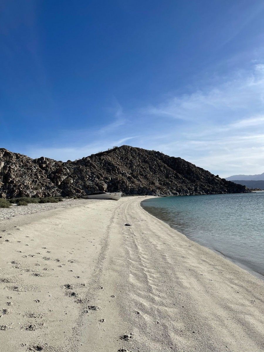 Playa con arena blanca en el mar de cortes en Baja California norte.