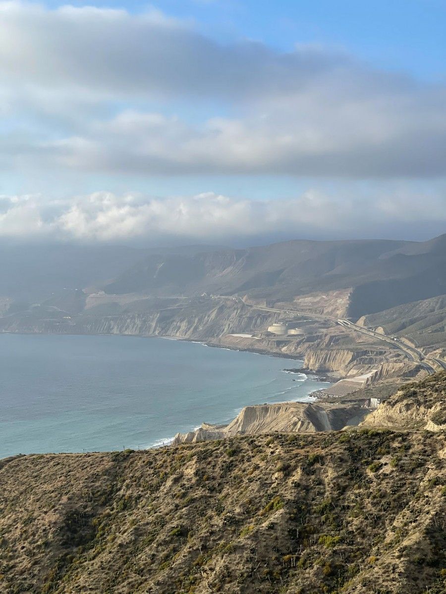 Paisaje espectacular de Ensenada donde muestra mar, playas y monta?as en Mexico.