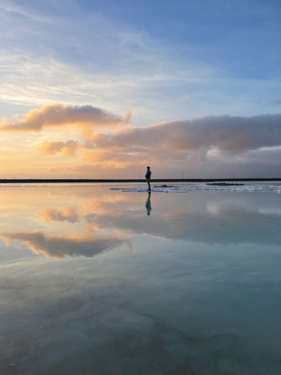 Espejo de agua y sal en Baja California norte con un atardecer de fondo.